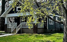 Mrs. Hughes Cottage - 2 Bedroom House W/ Parking